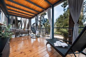 罗维尼Mobile home MAŠA 163, camp Porton Biondi的客厅铺有木地板,设有大窗户。