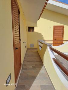 Funtana MeigaSa Cannizzada的木门房子的走廊