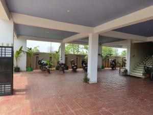 布巴内什瓦尔Hotel GD Stay Inn Near Mahura Chhak的停在大楼内的一组摩托车