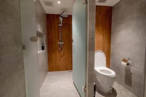 曼谷Woodstory Boutique Hotel的一间带卫生间和淋浴的浴室