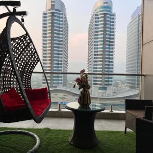 伊斯兰堡High Rise Executive Apartments Facing Centaurus Mall Islamabad的客房设有吊床,享有城市美景。
