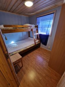 塔恩达勒Hamrahöjden - panoramavy & närhet till fjället的客房设有两张双层床和一扇窗户。