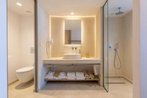 基普塞利Tsamis Zante Suites的一间带水槽和淋浴的浴室