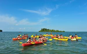 特鲁克巴库卢拉冒险度假村的一群人划皮艇在水中