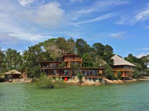特鲁克巴库卢拉冒险度假村的水中岛上的房屋