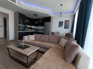 斯科普里18th Floor Secure Luxury Condo With Pool & Fitness Included In Price的客厅配有沙发和桌子