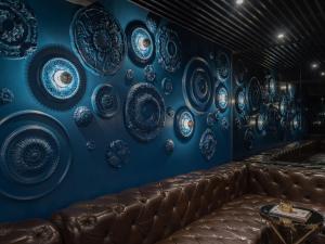 台北旅乐序精品旅馆站前二馆的带沙发的房间,靠着带板的蓝色墙壁