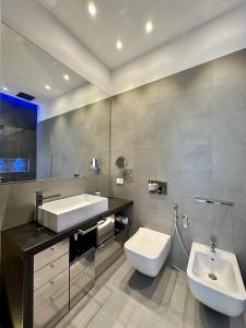 卡利亚里CeO LUXURY SUITE DI CAGLIARI的浴室配有白色卫生间和盥洗盆。