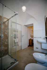博尔焦韦雷齐Ca' d'Alda的带淋浴、卫生间和盥洗盆的浴室
