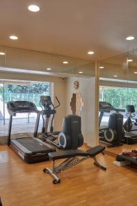 孟买Hotel Residency Andheri的健身房设有跑步机、健身自行车和镜子
