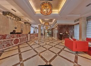 孟买Hotel Residency Andheri的大堂,带红色沙发的酒店