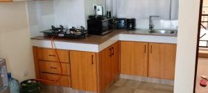 纳库鲁SuperhostHomes AirBnbs Nakuru的厨房配有水槽和微波炉