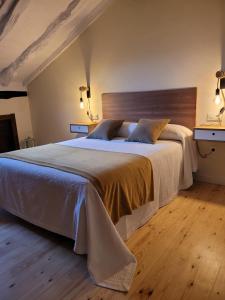 洛斯科拉莱斯-德布埃尔纳La Rueda的一间卧室配有一张大床和木制床头板