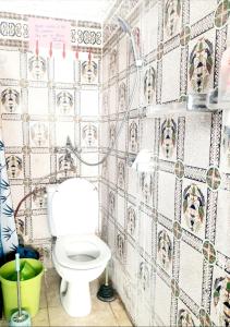 阿加迪尔Moschea di Agadir的一间带卫生间和瓷砖墙的浴室
