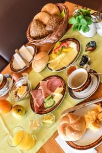 莱尔莫斯Hotel Lärchenhof的餐桌上放有食物和面包的盘子