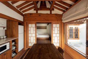 首尔Luxury hanok with private bathtub -SN15的一间带桌子和床的用餐室