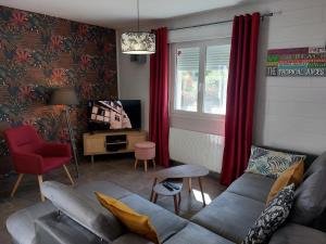 Barésia-sur-lʼAinEntre Lacs Et Montagnes , Maison individuelle, lits préparés et ménage inclus的带沙发和红色椅子的客厅