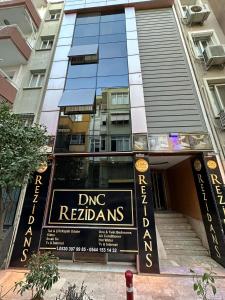 KonakDNC REZİDANCE的带有读取dmg规则的标志的建筑物