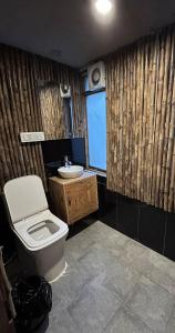 卡索尔Aloha Riverside的一间带卫生间和水槽的浴室