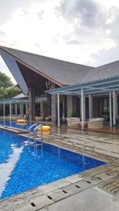 Gadok 1Private Villa 3+1BR in Vimala Hills的大楼前的大型游泳池
