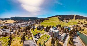 奥泊维森塔尔Summit of Saxony Resort Oberwiesenthal的山丘上小镇的空中景色