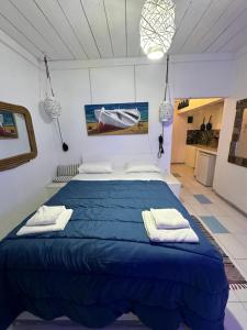 爱琴娜岛Naval Hotel Aegina的一间卧室配有蓝色的床和毛巾
