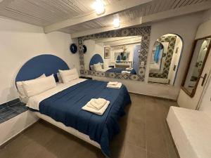 爱琴娜岛Naval Hotel Aegina的一间卧室配有一张床,上面有两条毛巾