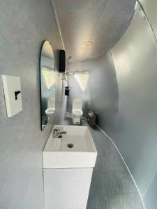 Plei HơlăngZin’s Homestay Pleiku的浴室设有白色水槽和镜子