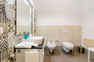 布里亚蒂科B & B Il Giardino sul Mare的白色的浴室设有水槽和卫生间。