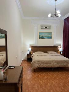 安曼苏富拉套房酒店的一间卧室配有两张床和镜子