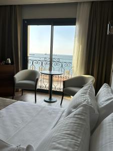 伊兹密尔The Yalı Konak Hotel İzmir的一间卧室配有一张床,享有海景