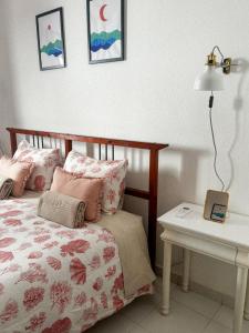 阿尔布费拉Casa Pérola, Old Town Apartment的一间卧室配有一张床和一张带台灯的桌子