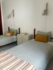 阿尔布费拉Casa Pérola, Old Town Apartment的一间卧室配有两张床和梳妆台。