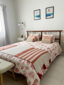 阿尔布费拉Casa Pérola, Old Town Apartment的一间卧室配有一张带红白毯子的床