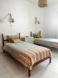 阿尔布费拉Casa Pérola, Old Town Apartment的一间卧室配有两张床和一盏灯