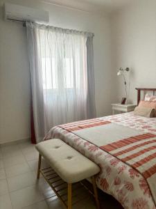 阿尔布费拉Casa Pérola, Old Town Apartment的一间卧室设有一张床和一个窗口