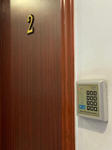 安曼苏富拉套房酒店的门上挂着二号门,有一个钟