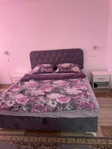 维索科Exclusive apartments Visoko 2022的一间卧室配有一张粉红色墙壁的床