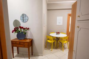 那不勒斯Renza House Chiaia的一间小餐厅,配有桌子和黄色椅子