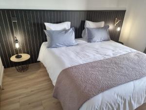 弗尔东河畔莱萨莱欧贝齐德塞勒斯酒店的卧室配有一张带白色床单和枕头的大床。