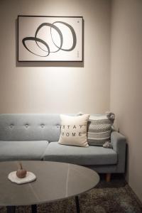 台南Minilove Homestay的带沙发和咖啡桌的客厅