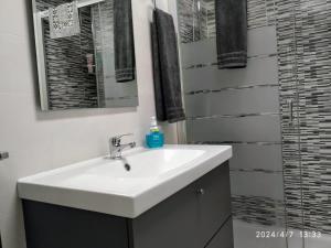 CambreRía del Burgo的浴室设有白色水槽和镜子