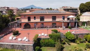 Sant’Agata Li Battiati Villa Leucatia的屋顶上设有太阳能电池板的大房子