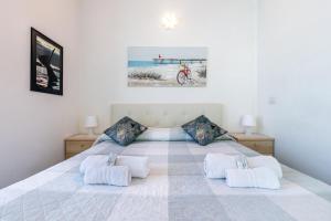 克里日亚NEW 2024 Hanging Garden的白色卧室配有带2个枕头的床