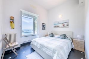 克里日亚NEW 2024 Hanging Garden的白色的卧室设有床和窗户