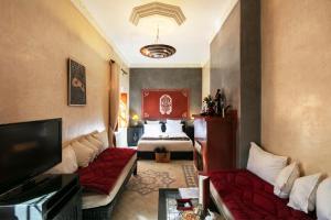 马拉喀什阿利利摩洛哥传统庭院的客厅配有沙发和1张床