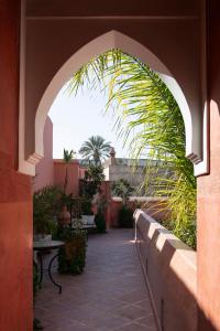 马拉喀什阿利利摩洛哥传统庭院的一座带庭院的建筑中的拱门