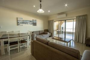 乌旺戈海滩Saints View Resort Unit 16的客厅配有沙发和桌子