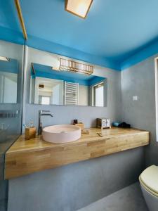 锡蒂亚Bella Mare Sitia的一间带水槽和镜子的浴室