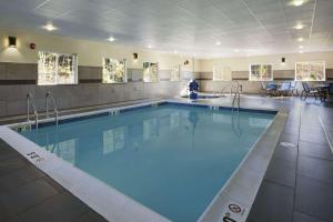 威克斯巴勒威尔克斯巴里麦克罗特酒店&套房的在酒店房间的一个大型游泳池